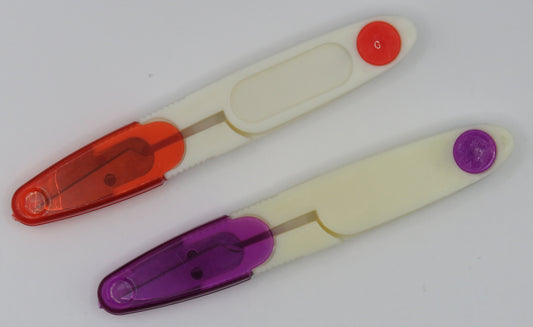 Fadenschere mit Schutzabdeckung