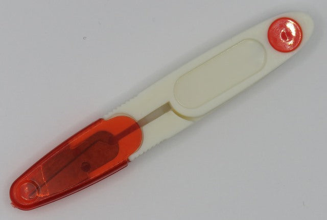 Fadenschere mit Schutzabdeckung